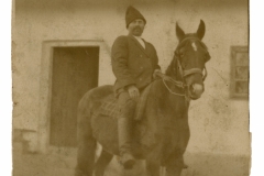 Ilie Stănescu (a.n. 1902), țăran înstărit din satul Șaptebani, județul Bălți, Basarabia, Regatul României, anul 1928. Sursa: Samson Paula, cl. XII „B”, IPLT „Gh. Asachi”
