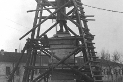 Secvență de la lucrările de montare a postamentului monumentului  "Ștefan cel Mare", sculptor Alexandru Plămădeală. Anul 1925.