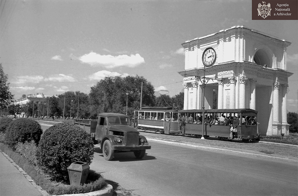 Tramvai în timpul circulației pe strada Lenin (azi bd. Ștefan cel Mare și Sfânt) din or. Chișinău, iulie 1947. Autorul fotografiei L. Raskin ANA, DGAN, fototeca, c. a. 440r.