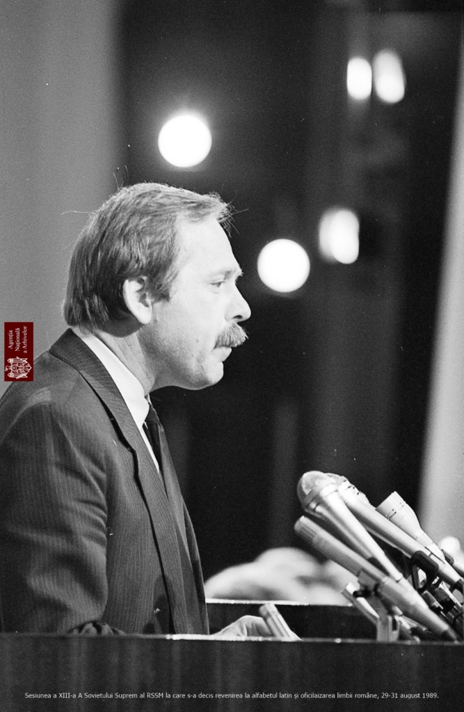 Deputatul în Sovietul Suprem al RSSM I. Blohin luând cuvântul la Sesiunea a XIII–a a Sovietului Suprem al RSSM. Or. Chişinău, 30 august 1989. Autor: A. Simanovschi