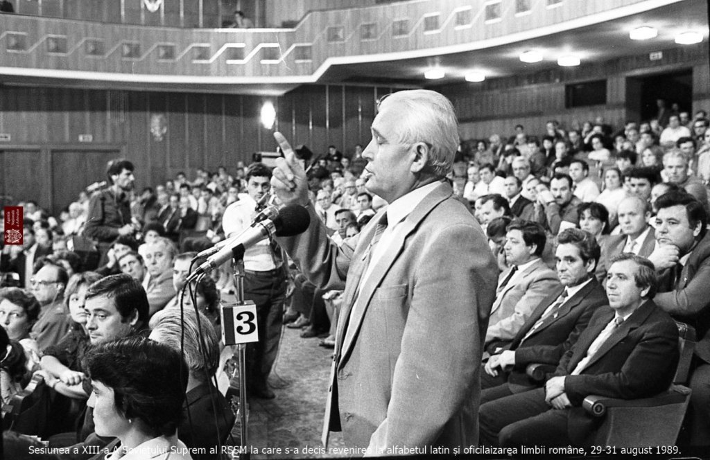 Instantaneu realizat în timpul desfăşurării lucrărilor Sesiunii a XIII–a a Sovietului Suprem al RSSM. La microfon, profesorul universitar de drept, deputatul în Sovietul Suprem al URSS V. Iacovlev. Or. Chişinău, 31 august 1989. Autor: S. Voronin