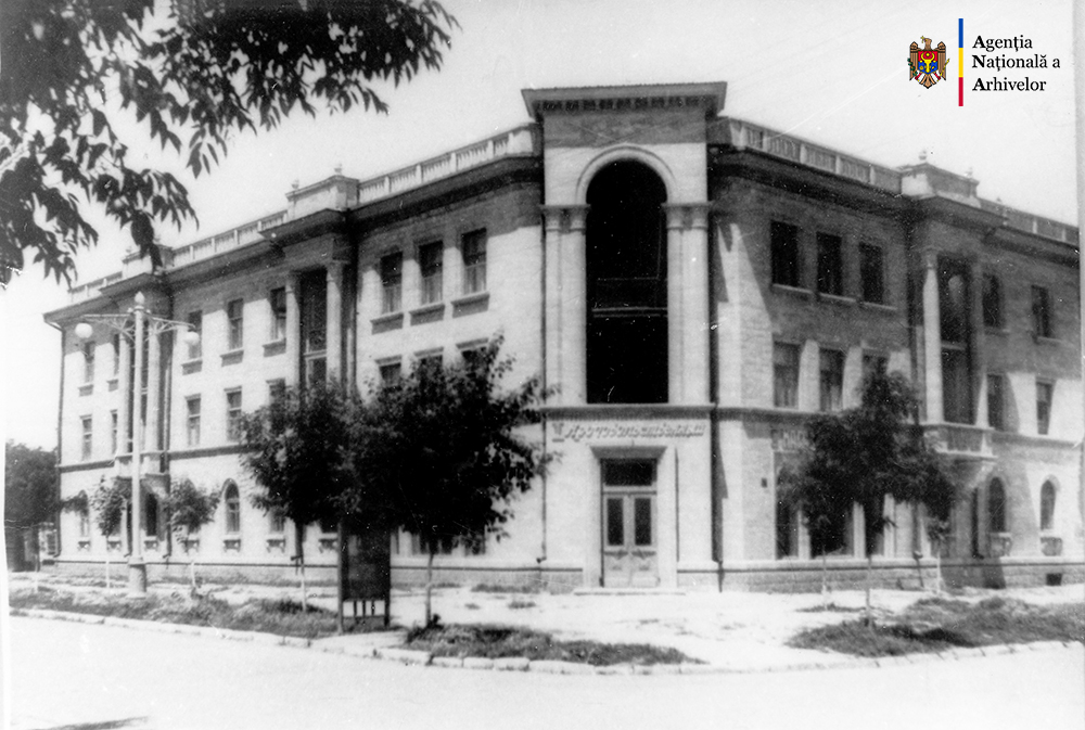 Vedere a unui bloc de locuit cu magazin alimentar amplasat la parter. Construcţie realizată după proiectul lui Valentin Mednec în or. Tighina, anul 1950. ANA, fototeca, c. a. 21/234.