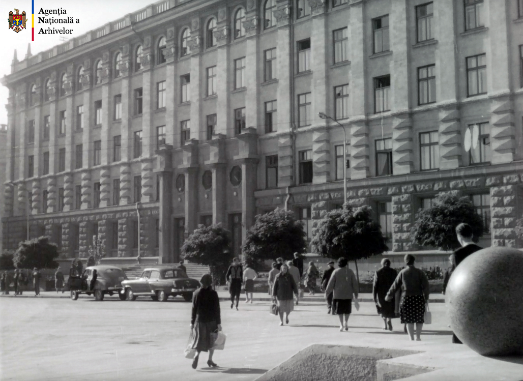 Vedere a clădirii Academiei de Ştiinţe a Moldovei, construită după proiectul lui Valentin Mednec. ANA, cinemateca u. e. 535.