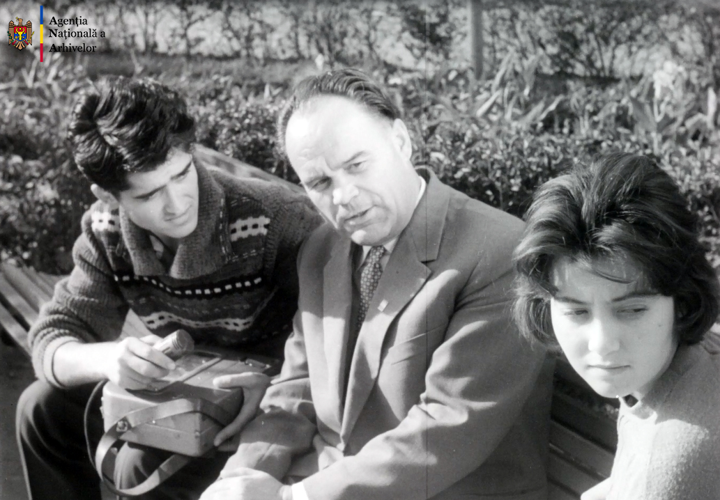 Arhitectul Valentin Mednec (în mijloc) în filmul „Alături de noi”, turnat la studioul „Moldova – Film” în anul 1963. ANA, cinemateca u. e. 535.