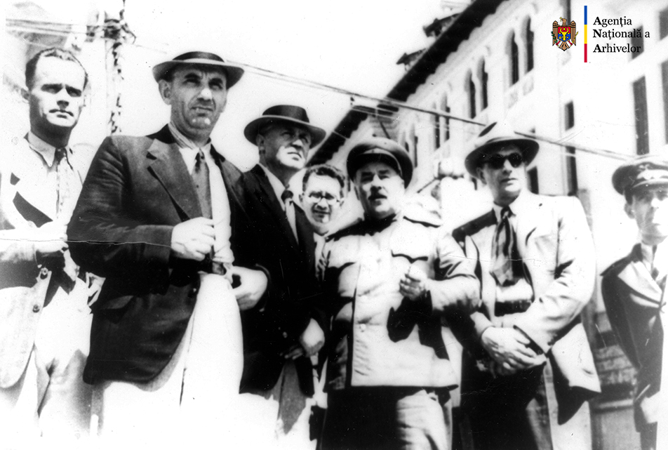 Un grup de arhitecţi sovietici în or. Constanţa, România. Primul din stânga, Valentin Mednec, anul 1946. ANA, fototeca, c. a. 21/227.