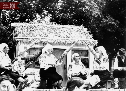 Târgul „Tradițiile satului meu”, procesul de toarcere a lânii, or. Dondușeni, Anul 1986, Indice: 1-26349, Autor - I. Russu