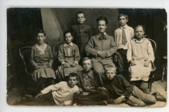 Elevii cu profesorul lor, loc. Țăhnăuți, jud. Orhei, Basarabia, Regatul României, 18.06.1933. Sursa: Colța Andrea, cl. a XI-a „C”, IPLT „Gh. Asachi”