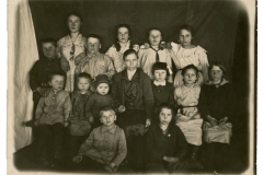 Imagine cu elevii la școală. Basarabia, Regatul României, 20 februarie 1935. Sursa: Iovu Arina, cl. a IX „D”, IPLT „Gh. Asachi”