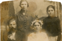 Preotul Nicolae Ursachi împreună cu soția sa Nadejda, așezați pe scaun, și fiicele sale Antonia, în stânga, și Maria, în dreapta. Nicolae Ursachi s-a născut în loc. Balta. A absolvit Seminarul Teologic din Kiev. Prin 1919 a încercat să treacă Nistru, în Regatul României. A fost prins și deportat în lagărul de pe insulele Solovki. Apoi a venit în Basarabia, în localitatea Măcăreuca, județul Soroca. Basarabia, Regatul României, snul 1941. Sursa: Mihai Flavia, cl. a XII „D”, IPLT „Gh. Asachi”