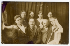 Mirii Vasile și Dunea Scobioală împreună cu părinții, loc. Molești, jud. Chișinău, Basarabia, Regatul României, anul 1933. Sursa: Țapu Adina, cl. a VIII-a „C”, IPLT „Gh. Asachi”