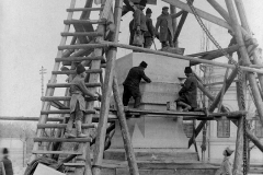 Secvență de la lucrările de montare a postamentului monumentului  "Ștefan cel Mare", sculptor  Alexandru Plămădeală. Anul 1925.