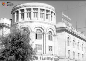 Vederi ale clădirii ministerului Comunicaţiilor din oraşul Chişinău, construită după proiectul lui Valentin Mednec, din filmul „Alături de noi”, „Moldova – Film”, 1963. ANA, cinemateca u. e. 535.