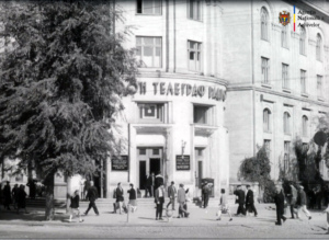 Vederi ale clădirii ministerului Comunicaţiilor din oraşul Chişinău, construită după proiectul lui Valentin Mednec, din filmul „Alături de noi”, „Moldova – Film”, 1963. ANA, cinemateca u. e. 535.
